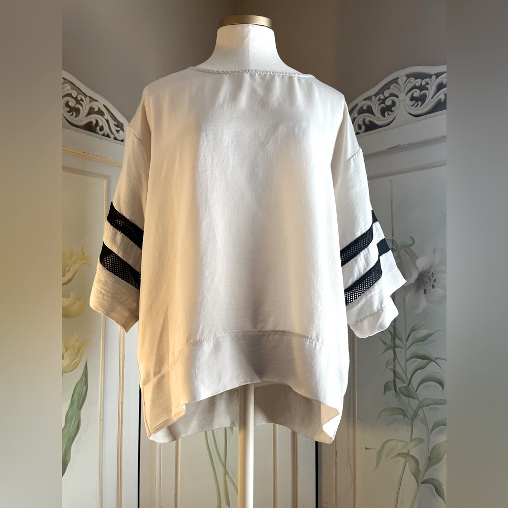 Bobeau top with mesh sleeve detail size M